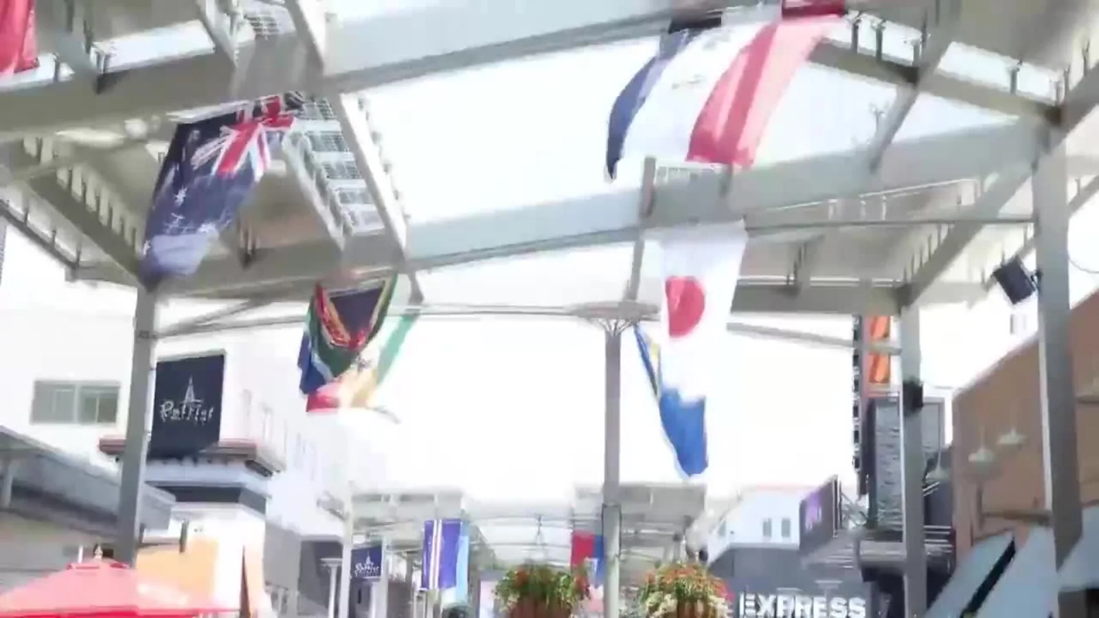 Hinchas alemanes y paraguayos llegan al Boston Stadium para el Mundial