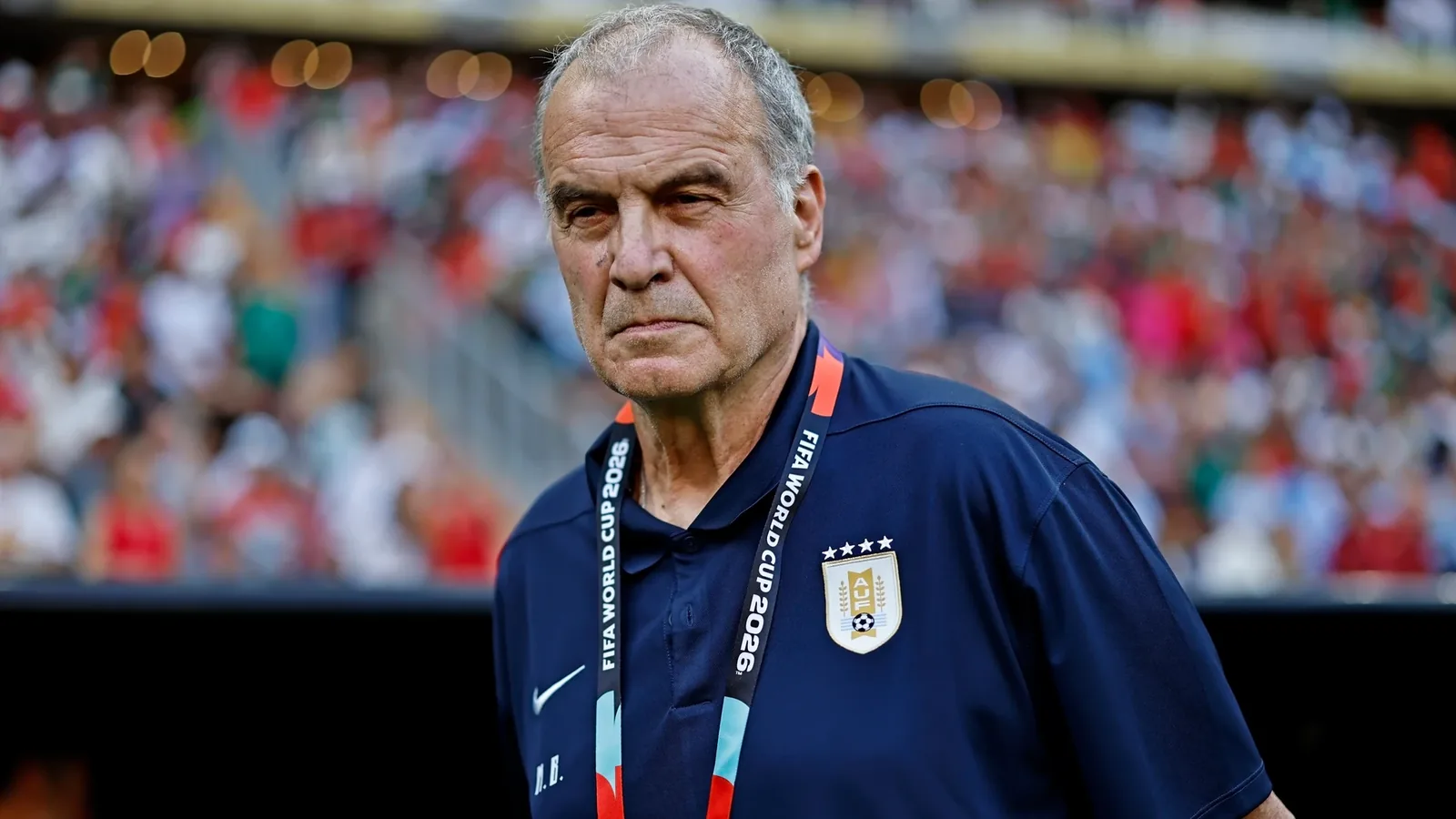 Bielsa pierde los papeles en la 'flash interview': "¡Dale de una vez!"