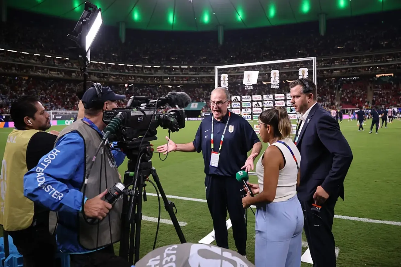 Marcelo Bielsa grita antes de la entrevista.