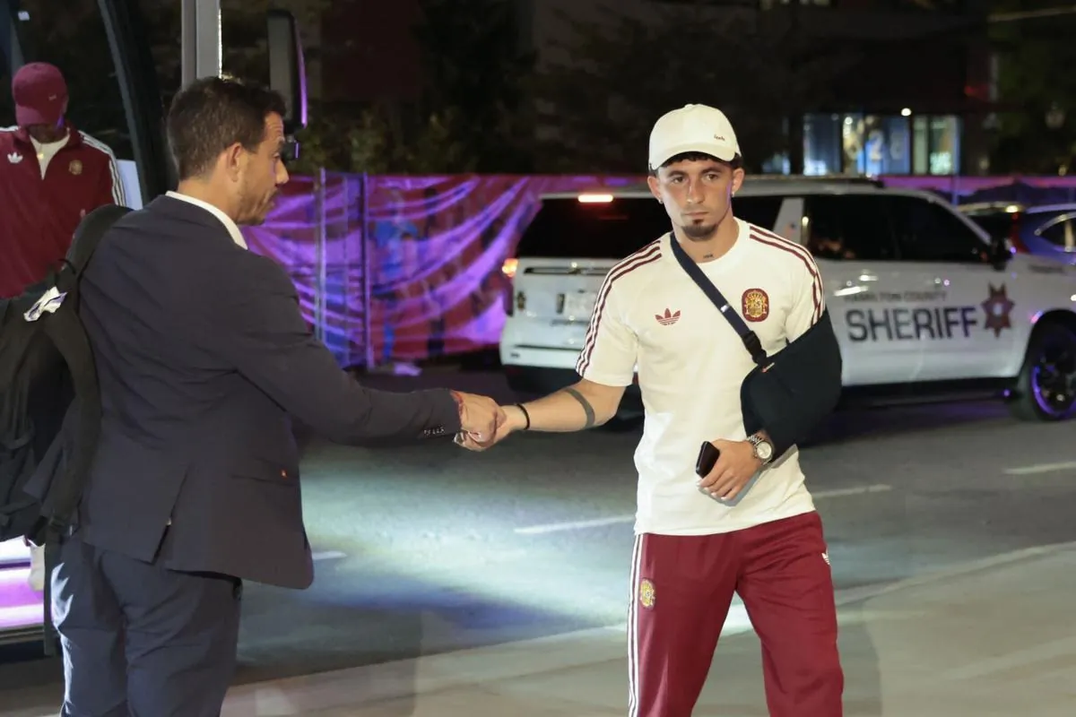 FOTODELDÍA CHATTANOOGA, 27/06/2026.- El jefe de los Servicios Médicos de la Real Federación Española de Fútbol, Claudio Vázquez Colomo (i), conversa con jugadores a su llegada al hotel de Chattanooga, tras el partido de anoche en Gadalajara (México) contra Uruguay. EFE/ Lavandeira Jr