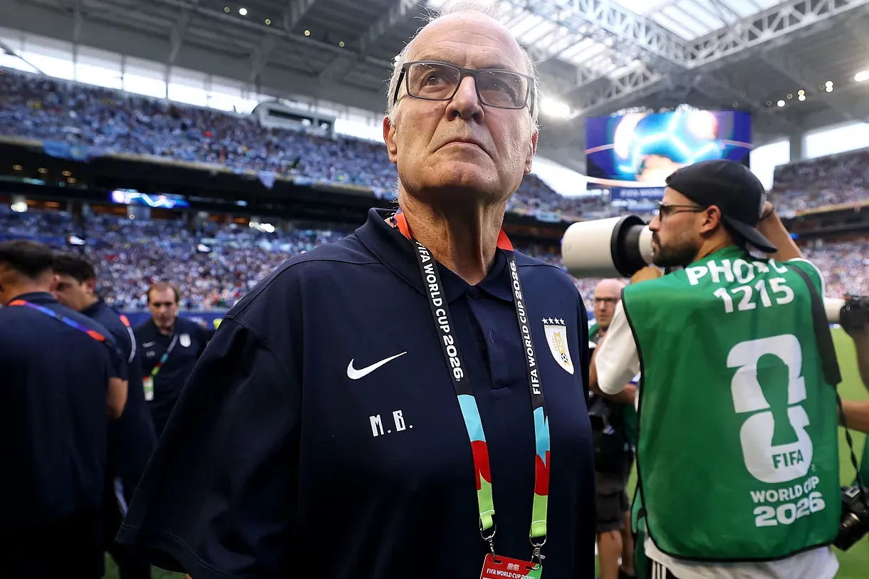 Bielsa, poco antes del inicio del partido Uruguay - Cabo Verde.