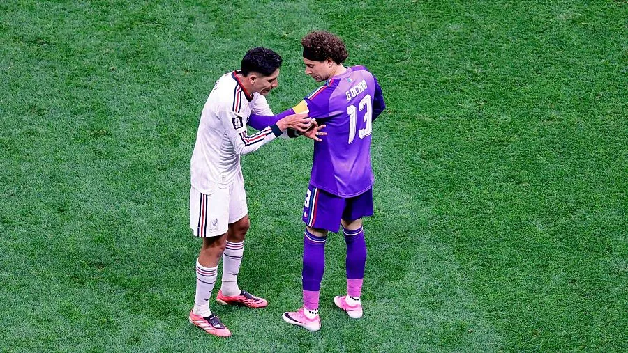 Ochoa recibe el brazalete de capitán de ÁlvarezAFP
