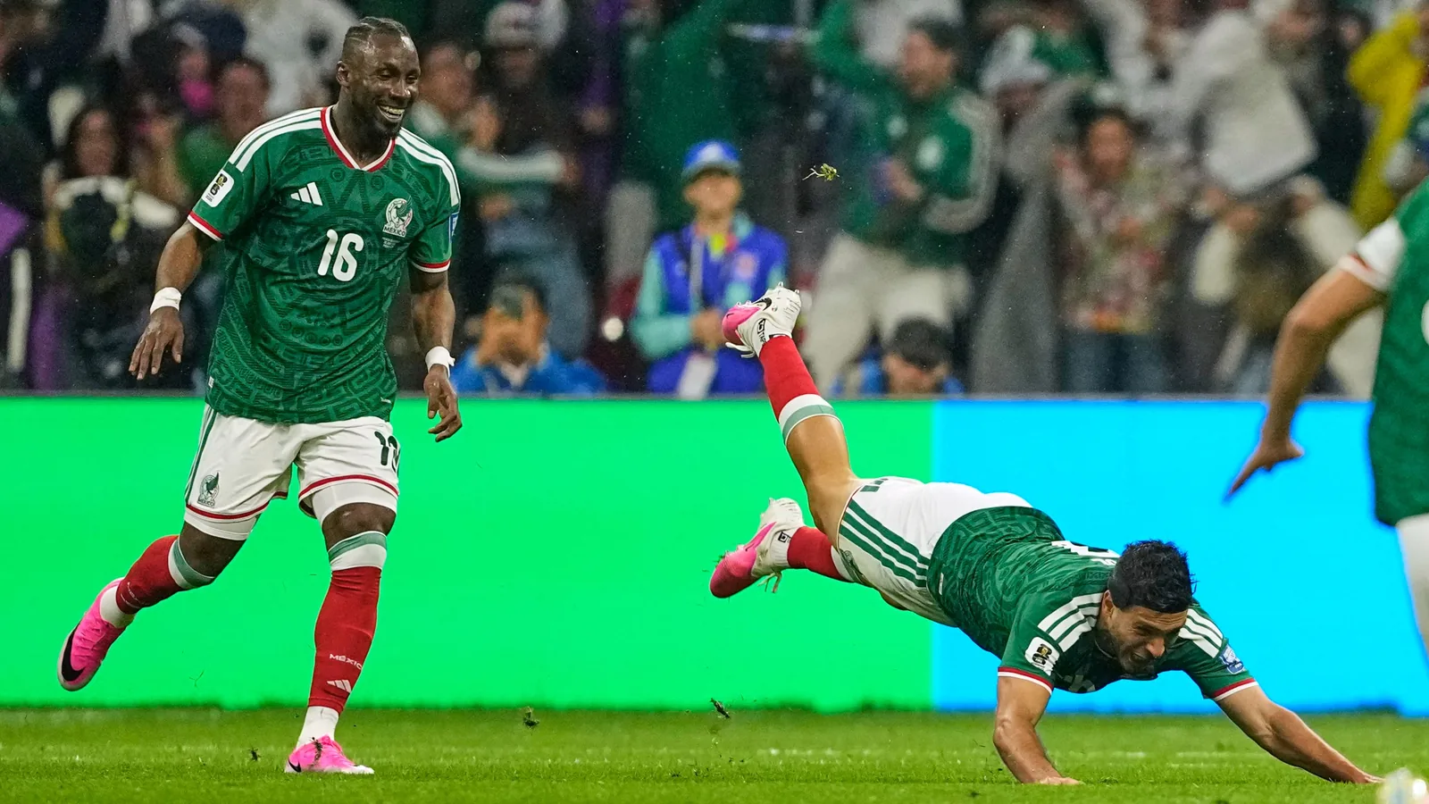 México avanza a octavos tras vencer a Ecuador en un partido marcado por la polémica de los viajes