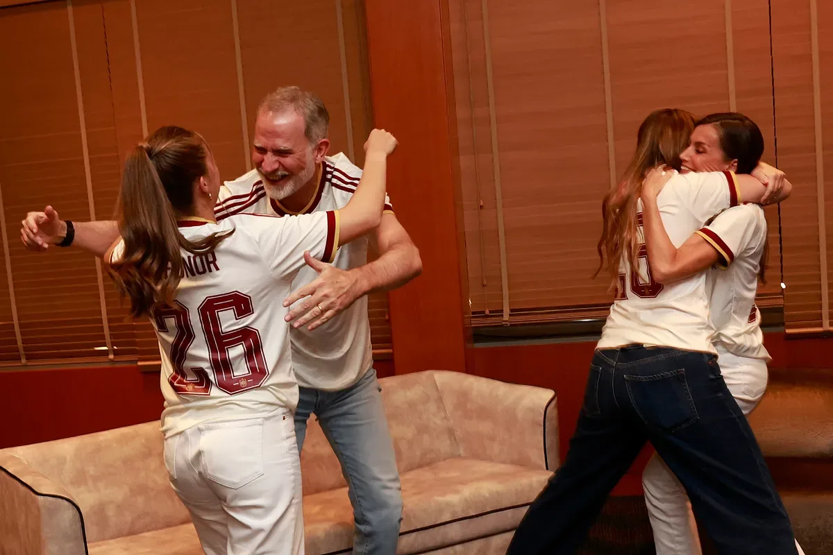 Las zapatillas de Letizia, Leonor y Sofía para celebrar a 'La Roja': de las Adidas superventas a las sneakers que comparten madre e hija - Vanitatis