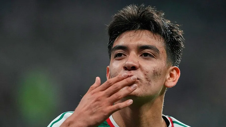 Gil Mora saluda a la grada al ser cambiado en el México - EcuadorNatacha PisarenkoNatacha Pisarenko