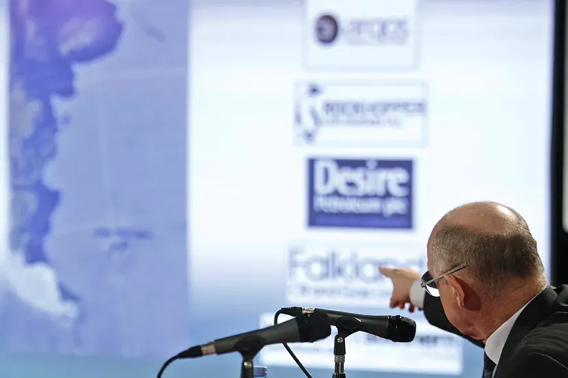 Imagen de archivo del 15 de marzo de 2012 que muestra al ministro de relaciones exteriores argentino en una rueda de prensa durante la presidencia de Cristina Fernández de Kirchner señalando una lista de empresas de capitales ingleses relacionadas con la actividad de los hidrocarburos que operan en las islas Malvinas. El Gobierno argentino anunció entonces que emprendería "acciones administrativas, civiles y penales" en tribunales locales e internacionales contra las empresas petroleras que participan en la explotación "ilegítima", de los recursos naturales en la cuenca de las islas.