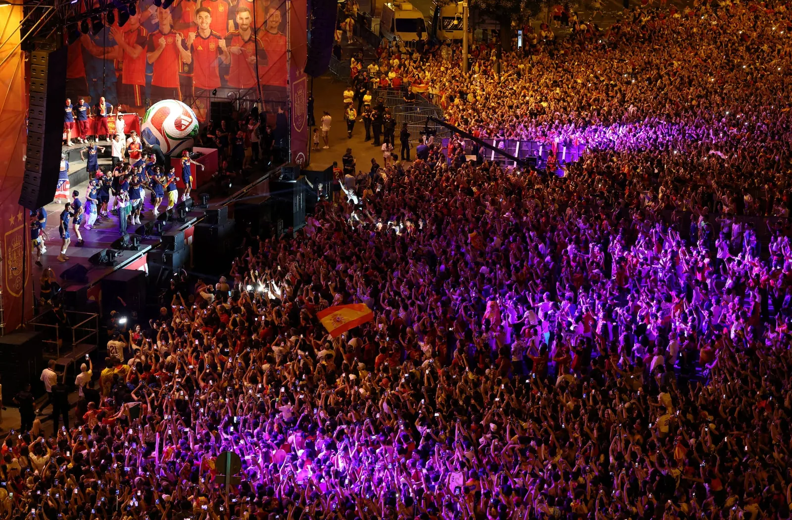 Los jugadores de la selección española celebran la victoria en la Copa del Mundo rodeados de miles de aficionados en la plaza de Cibeles, este lunes.Nacho Doce
