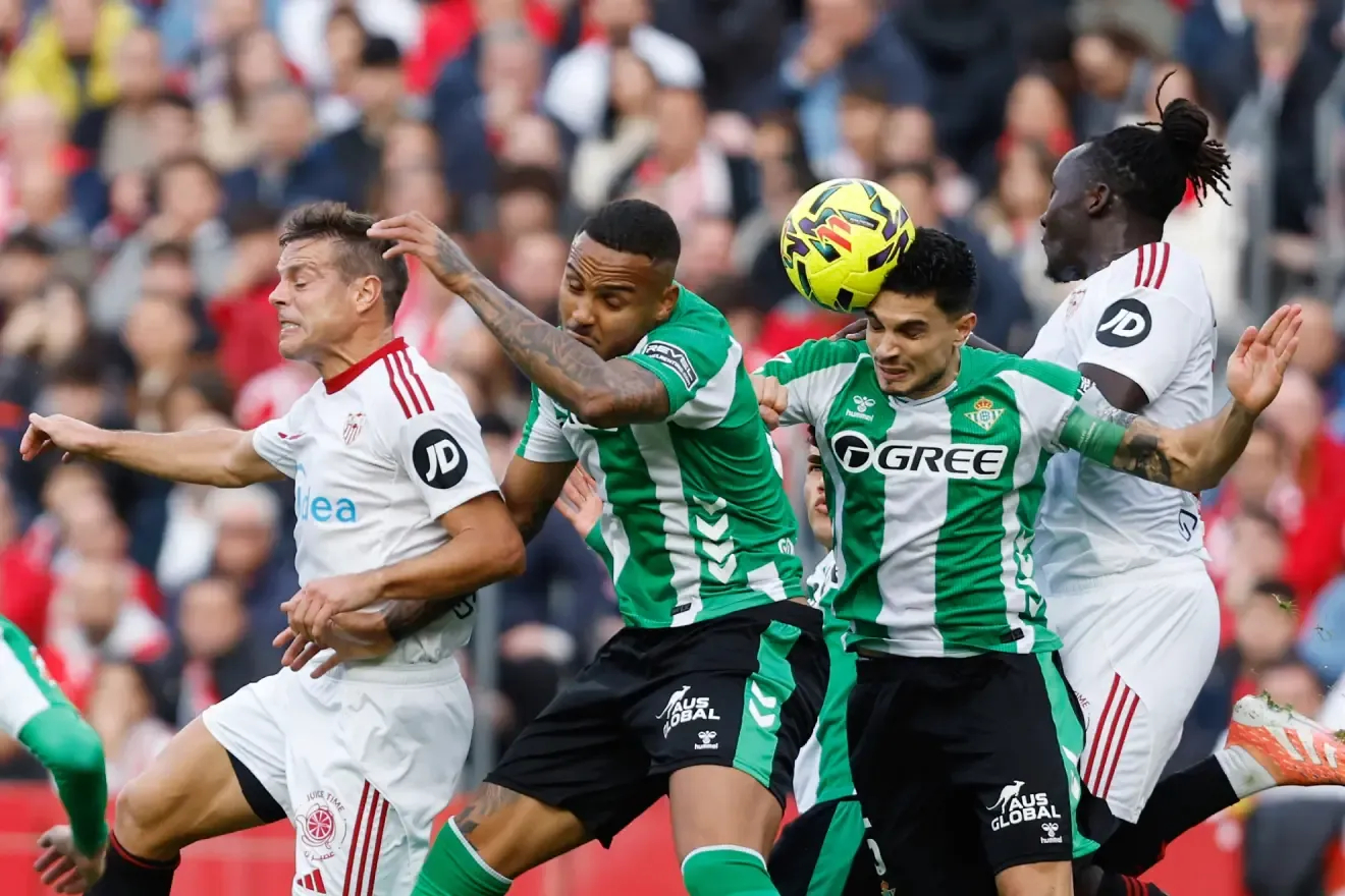 Jugadores de Sevilla y Betis en el derbi de la primera vuelta