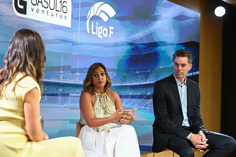 El exjugador de baloncesto y presidente de Gasol16 Ventures, Pau Gasol, y la presidenta de la Liga F, Beatriz Álvarez.