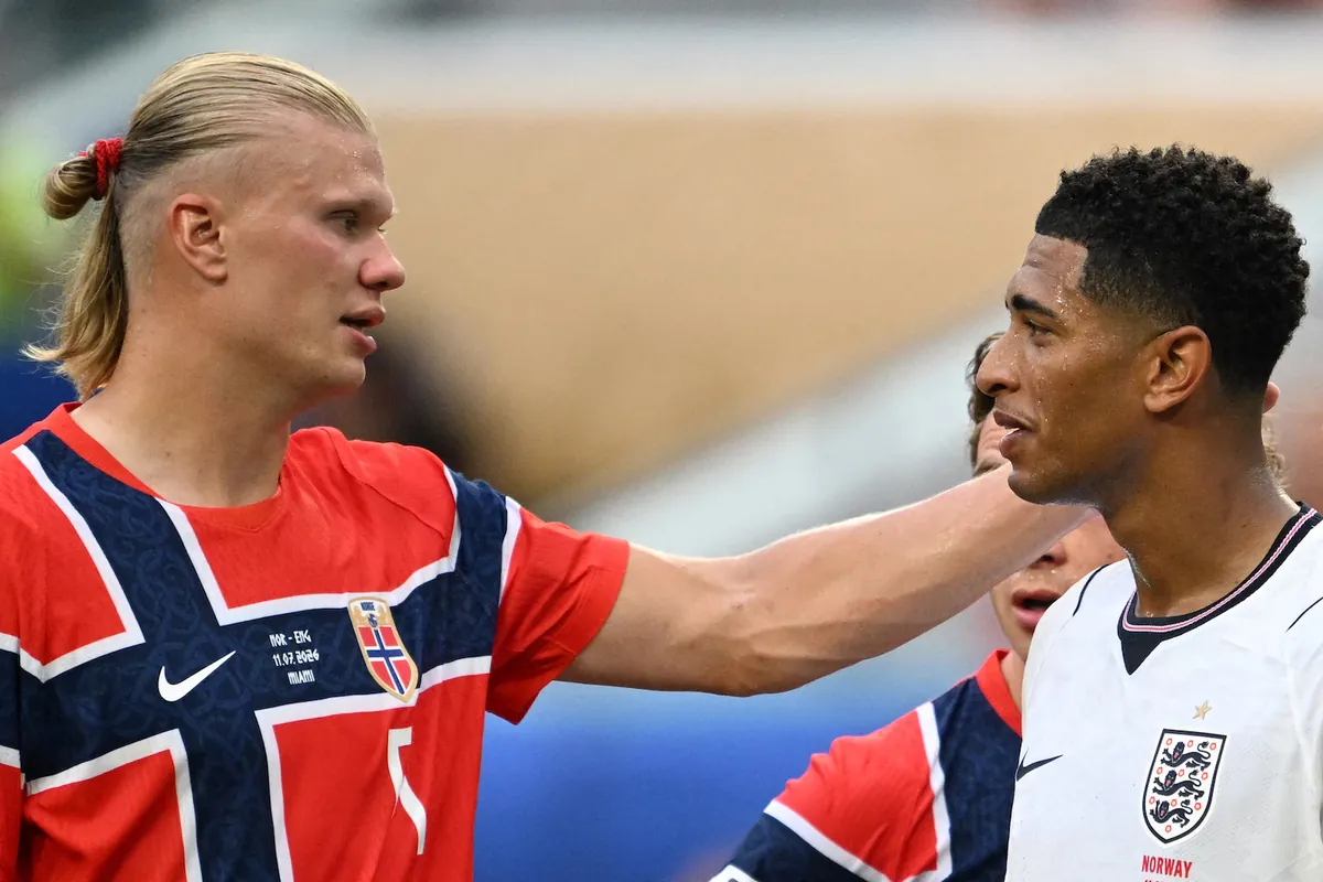 Haaland saluda a Bellingham. El primer no acabó el partido y el segundo hizo doblete. (Roberto Schmidt | AFP)