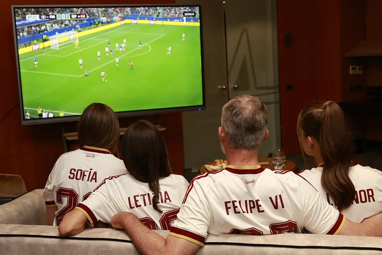 La Familia Real celebra la victoria y el pase a la final de España.