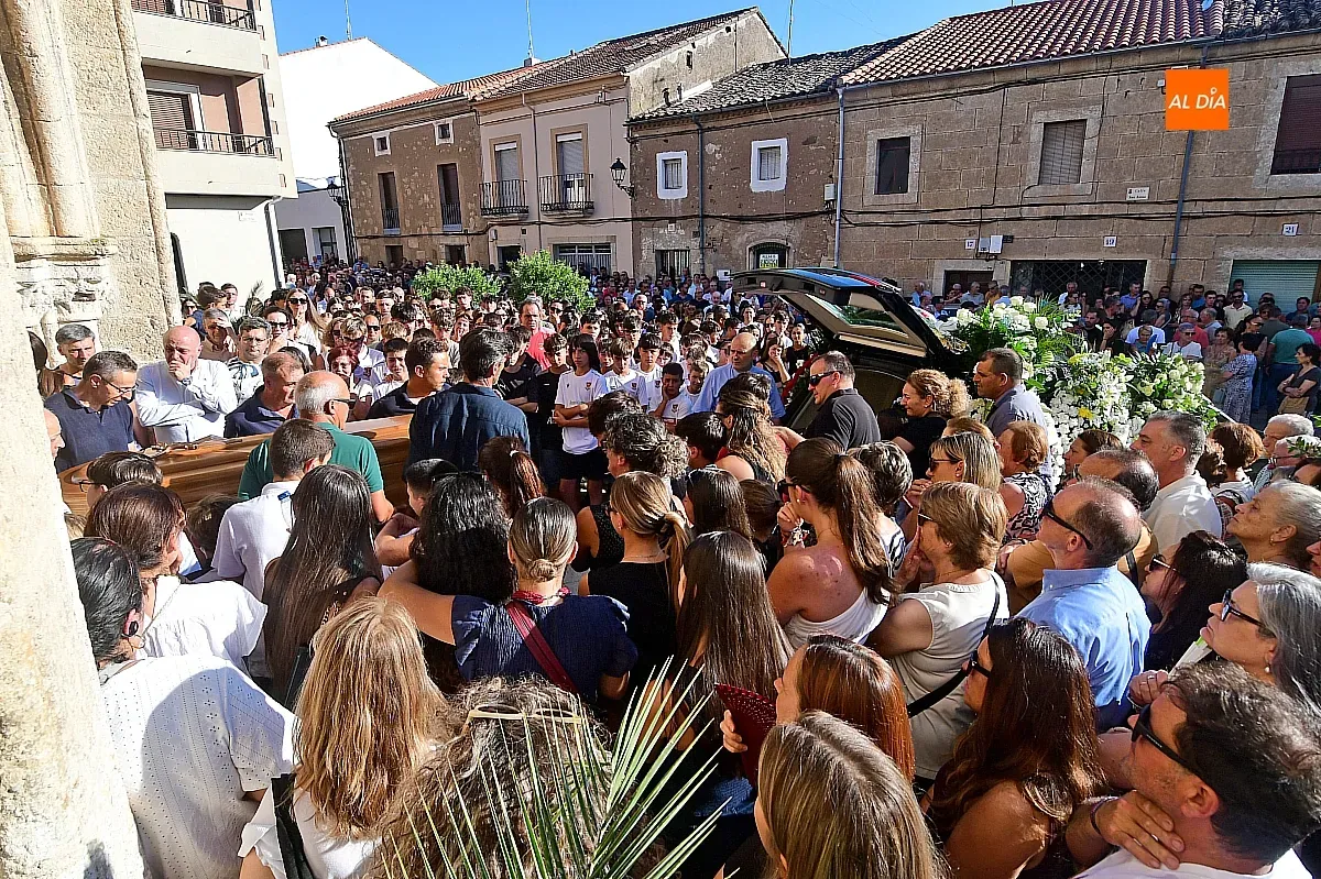 El féretro de Adrián Ibarra es despedido entre aplausos a la salida de la Iglesia