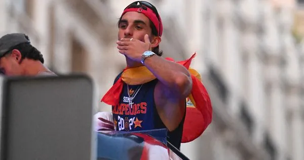 Foto: Ferrán, con la gorra de "Haz a España Grande de Nuevo" y la bandera, lanza besos a la afición. (Europa Press/José Oliva)