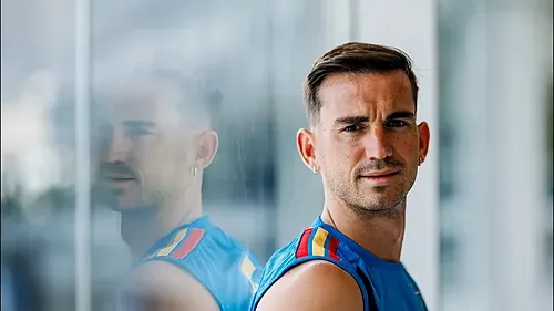 Fabián Ruiz (30 años) se ha consolidado como el motor silencioso de la Selección Española. El centrocampista de Los Palacios, a quien Luis de la Fuente define como «una estrella mundial», atiende a los medios en Dallas antes de la crucial semifinal del Mundial contra Francia. Tras conquistar una Eurocopa y dos Champions consecutivas con el PSG, el futbolista llega en un momento de madurez total, alternando altos y bajos en un torneo donde ha vuelto a demostrar su capacidad de resiliencia. El camino de España hacia las semifinales no ha sido sencillo. Tras el tropiezo inicial frente a Cabo Verde, Fabián perdió la titularidad, aunque asegura que dentro del grupo siempre reinó la paz. «En el vestuario estábamos tranquilos porque sabíamos que podíamos hacerlo mejor», explica sobre aquellos días marcados por el «run-run» mediático exterior. Tras recuperar su sitio en el once ante Bélgica en cuartos, donde abrió el marcador, el sevillano analiza ahora el inminente duelo contra el gigante galo. Reconoce que el equipo de Deschamps es una de las mejores selecciones del mundo, pero advierte con firmeza: «nosotros no vemos a Francia invencible». Para el centrocampista, la verdadera fortaleza de la Roja reside en un factor intangible que une al vestuario. «Lo que más nos caracteriza es el espíritu que tenemos», señala el jugador, recalcando que, independientemente de cómo se desarrolle el juego, «el alma es la clave de este equipo». En el plano puramente táctico, Fabián tiene claro que el éxito el próximo miércoles dependerá de la contundencia en las zonas de castigo: «la clave está en las dos áreas». A nivel personal, la vida de Fabián Ruiz atraviesa un momento de plenitud. Mientras espera el nacimiento de su primer hijo, Bertín, sigue disfrutando de la mayor recompensa que le ha dado el fútbol: haber podido retirar a su madre, quien durante años trabajó limpiando en la Ciudad Deportiva del Betis. «Poder decirle: 'mamá, ya no tienes que trabajar más, quiero que estés más tiempo conmigo' fue algo muy especial», recuerda emocionado sobre el logro del que se siente más orgulloso. Pese a la magnitud del choque contra la subcampeona del mundo, el palaciego mantiene la serenidad habitual: «soy una persona muy tranquila». España confía en su estrella discreta para alcanzar una nueva final mundialista.